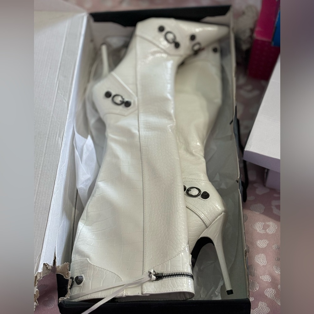 White knee high boots sz 10